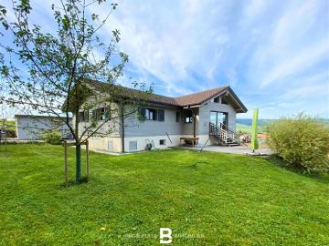 Schöne Villa in einer ruhigen Gegend im Grünen gelegen