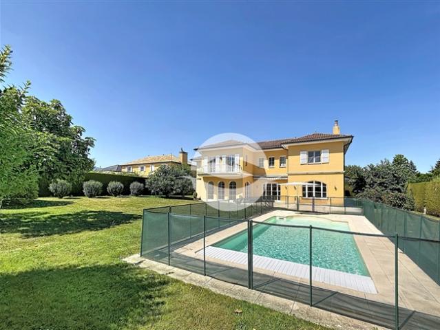 Wunderschöne Villa mit beheiztem Pool und eingezäuntem Garten