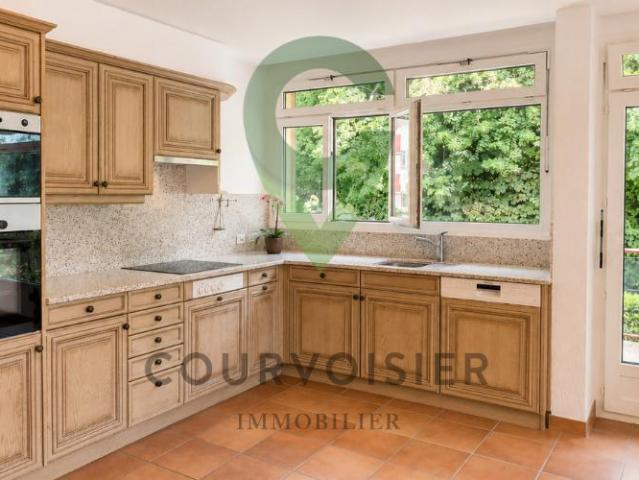 Wunderschöne Villa mit zwei Wohneinheiten, Garten und Swimmingpool in
