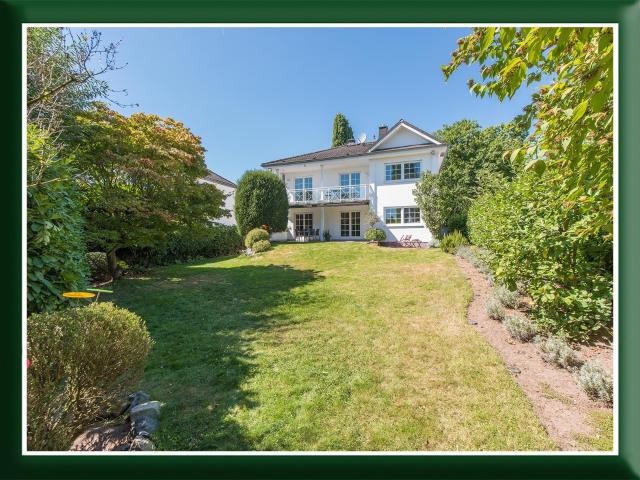 Wunderschöne Villa, U L T R A G E P F L E G T, modernisiert, Südgrundstück, super Grundrisse
