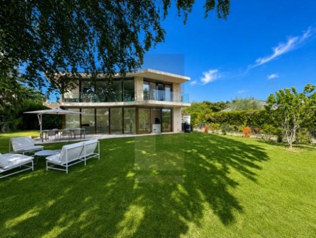 Wunderschöne zeitgenössische Villa mit Garten