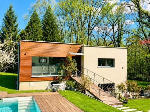 Wunderschöne zeitgenössische Villa in einer ruhigen Gegend