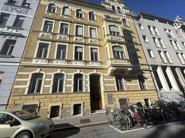 Wunderschöner Altbau mit Balkon!