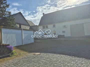 Bauernhaus mit Scheune mit Wiesen und Waldflächen