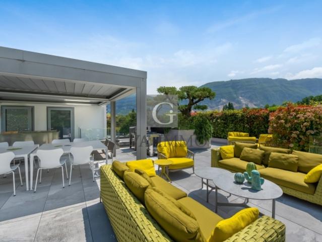 Wunderschönes neues Duplex mit hochwertigen Oberflächen