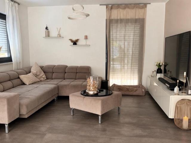 Wunderschönes neues Haus mit großem Grundstück zu verkaufen