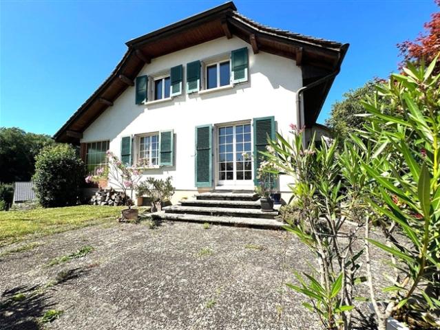 Einstehendes Haus mit 6,5 P / 4 CHB / 3 Badezimmer / 1 Balkon / großer Garten von 1150 m² / 2 Boxen
