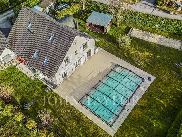 Wunderschönes Einfamilienhaus mit Pool im begehrten Dorf Denens gelegen