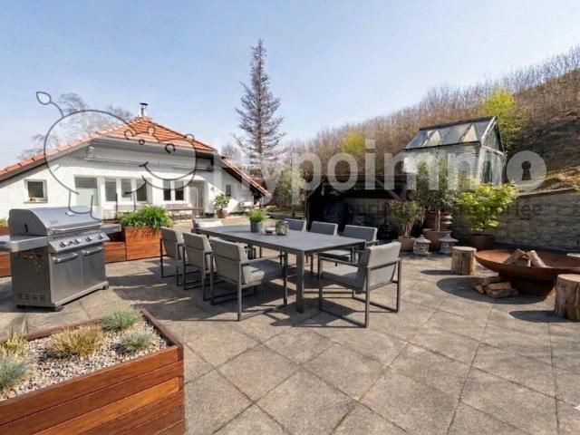 Schöne Familienhaus mit 6 grossen Garagen
