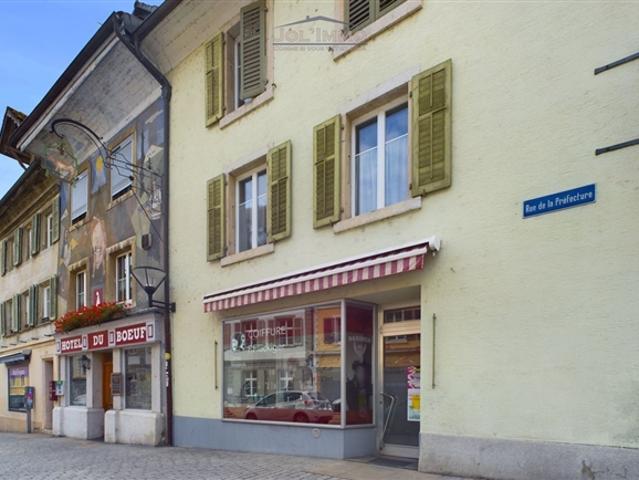 Wunderschönes und grosses Gebäude mit einem Ladenlokal