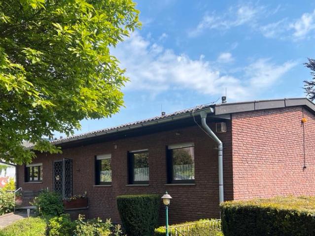 Wunderschönes Zweifamilienhaus mit großem parkähnlichem Garten