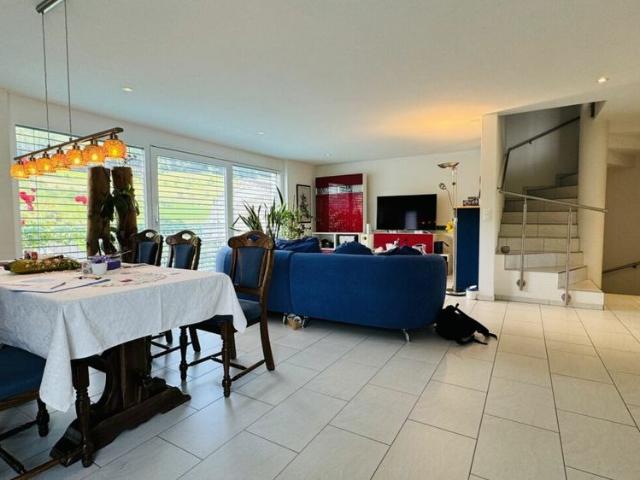 Wunderschönes 5.5 Zimmer Doppelhaus mit Garten, Sitzplatz, Balkon und 2 Parkplätzen
