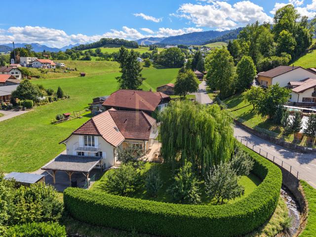 Schönes 8 Zimmer Anwesen mit separatem Studio in Le Mouret