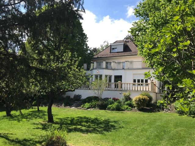 WUNDERSCHÖNES 9 ZIMMER ANWESEN IN PETIT SACONNEX MIT GROSSEM GARTEN UND RUHE