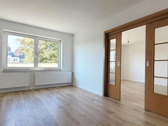 Wurzen* großzügige 3 Zimmer Whg. mit Balkon*Wohnküche* renoviert* Laminat* Bad m. Wanne + Dusche