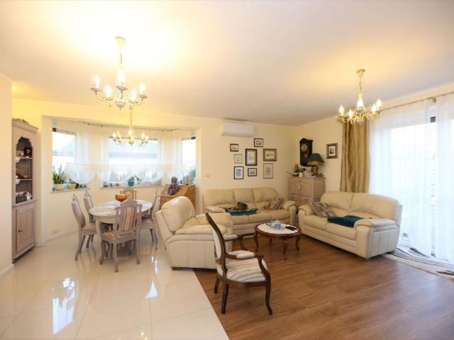 Zapraszam do obejrzenia nowoczesnego domu 253 m² z garażem i fotowoltaiką