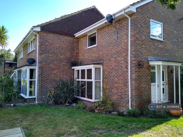 Wynton Grove, Walton On Thames, KT12 3 bed semi detached house to rent £2,400 pcm £554 pw