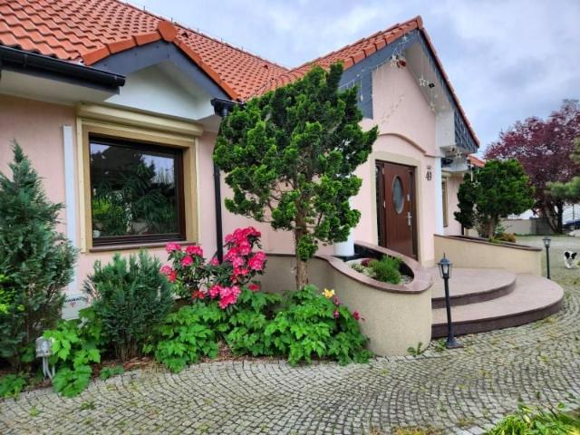 Wynajmę dom wolnostojący 280 m² przy lesie Kiełczów
