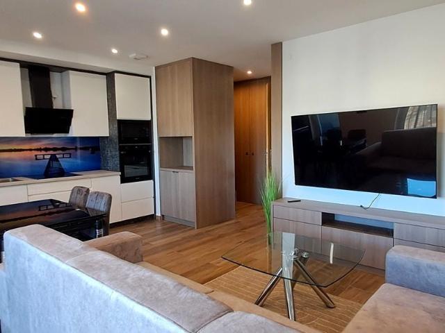 Wynajmę mieszkanie w bloku mieszkalnym m3 z kuchnią w zabudowie 70 m² Rzeszów