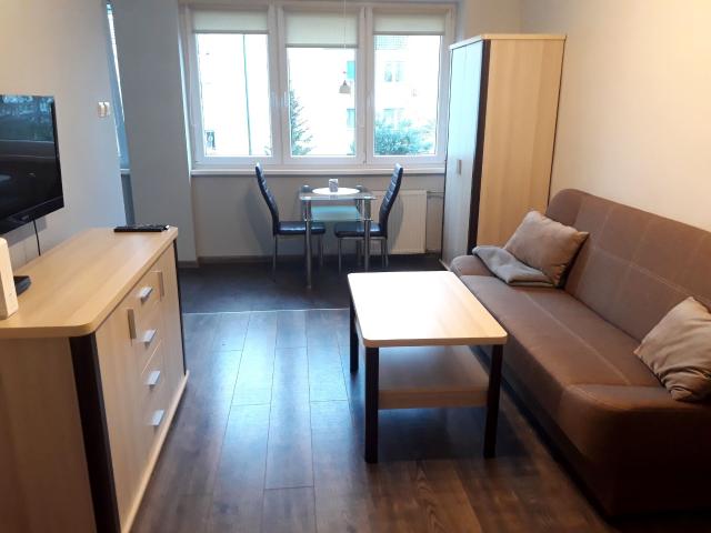 Wynajmę mieszkanie w bloku mieszkalnym kawalerka z oddzielną kuchnią 26 m² ul. Staszica, Świnoujście