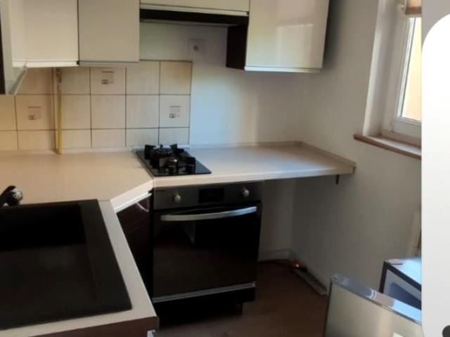 Wynajmę mieszkanie w bloku mieszkalnym kawalerka z oddzielną kuchnią 28 m² Chrzanów