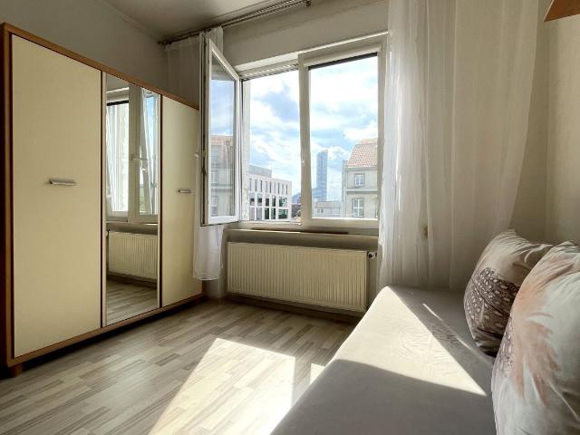Wynajmę mieszkanie w bloku mieszkalnym kawalerka z oddzielną kuchnią 38 m² Wrocław, Stare Miasto