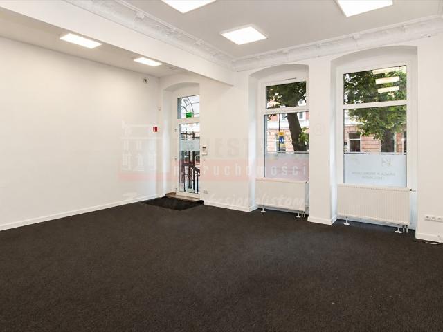 Przestronny lokal 69 m² z tarasem i witryną polecam