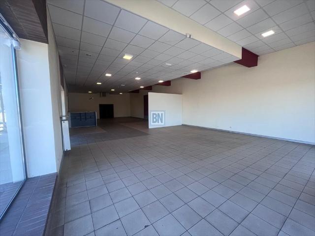Wynajmę przestronny lokal biurowo usługowy 1250m² z parkingiem