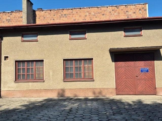 Magazyn 263 m² z piwnicami i placem w Częstochowie