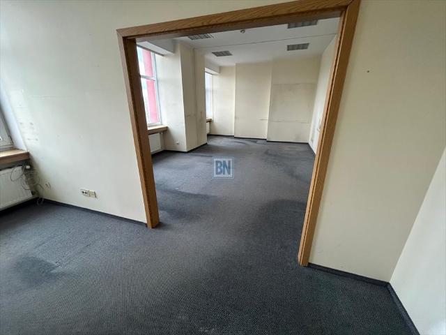 Wynajem biura 220 m² z monitoringiem i 8 pomieszczeniami