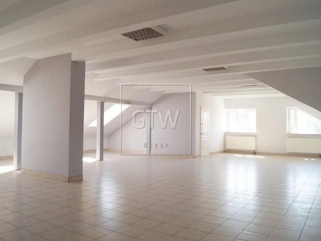 Wynajem biura 300 m2 w Warce z open space i parkingiem