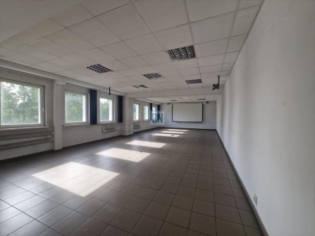 Wynajem biurowca 3000m² z halą 6000m², parking, sale konferencyjne