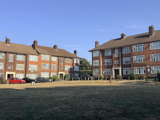 Wynash Gardens 2 bed flat to rent £1,600 pcm £369 pw