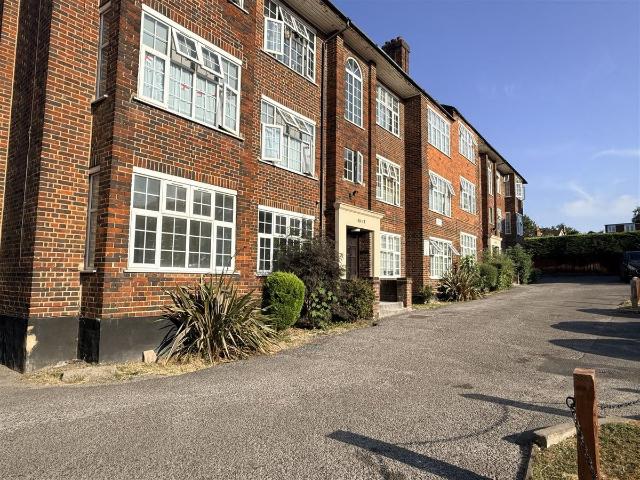 Wynash Gardens, Carshalton SM5, 2 bed flat to rent, £1,600 pcm | PrimeLocation