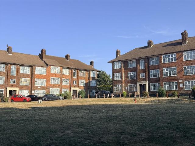 Wynash Gardens, Carshalton SM5, 2 bed flat to rent, £1,720 pcm | PrimeLocation