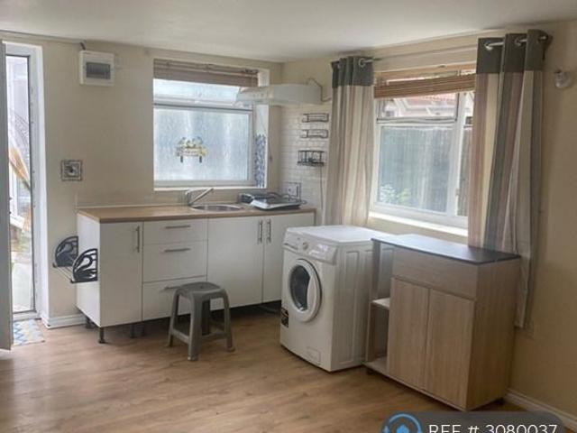Wyndham Crescent, Whitton/ Hounslow, TW4 1 bed in a house share to rent £1,100 pcm £254 pw
