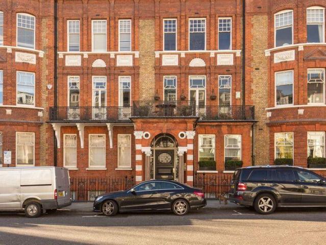 Wynnstay Gardens W8 3 bed flat to rent £6,500 pcm £1,500 pw