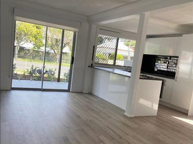 Wynnum Bay side Living Two Bedroom Apartment