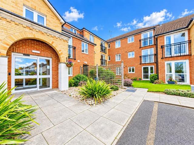 Wyatt Court, Berkshire GU47 1 bed apartment to rent £1,100 pcm £254 pw