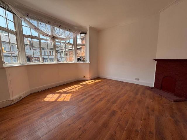 Wyatt Park Road, London SW2 1 bed flat to rent £2,100 pcm £485 pw