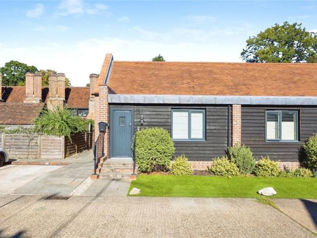 Wyatts Close, Godalming, GU7 1 bed bungalow to rent £2,000 pcm £462 pw