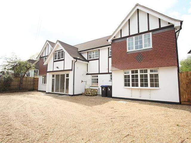 Wych Hill Lane, Woking GU22 2 bed flat to rent £1,600 pcm £369 pw