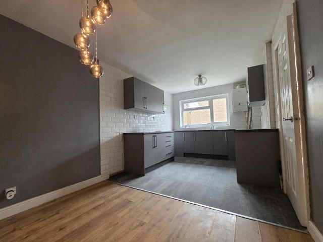 Wychbold Close, Willenhall, WV12 3 bed house to rent £1,250 pcm £288 pw