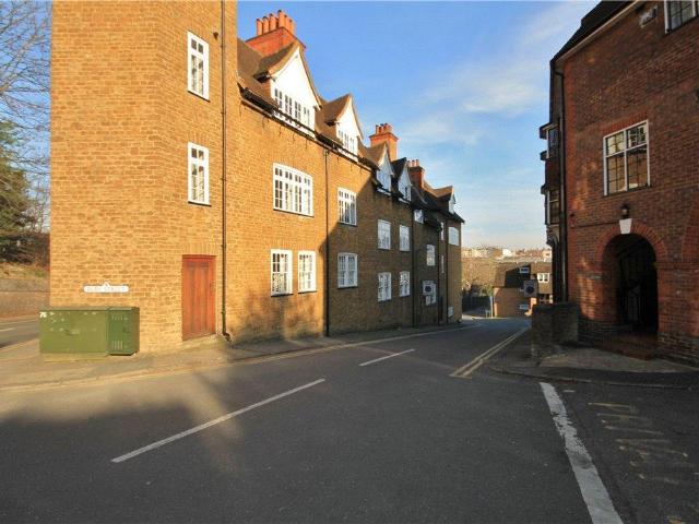 Wycliffe Buildings, Portsmouth Road. Studio to rent £1,000 pcm £231 pw