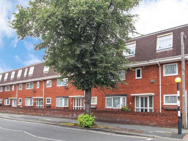 Wycliffe Court, Urmston, Manchester, M41 2 bed apartment to rent £1,150 pcm £265 pw