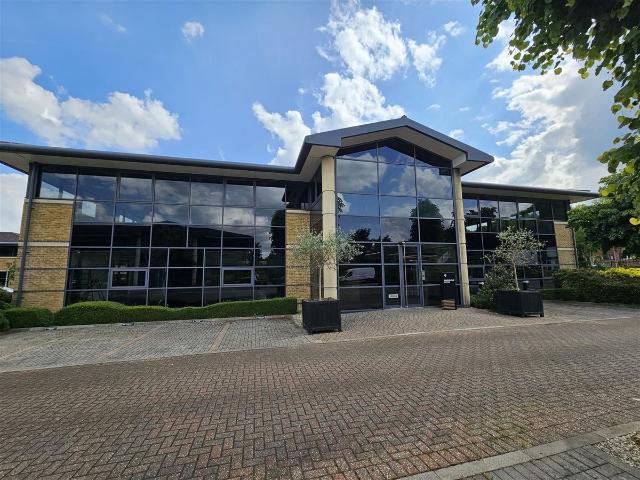 Wycombe Lane, Wooburn Green HP10, 2 bed flat to rent, £1,900 pcm | PrimeLocation