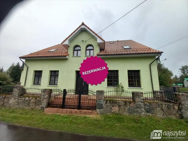Wyjątkowa posiadłość z dwoma domami, garażem na 6 aut i ogrodem