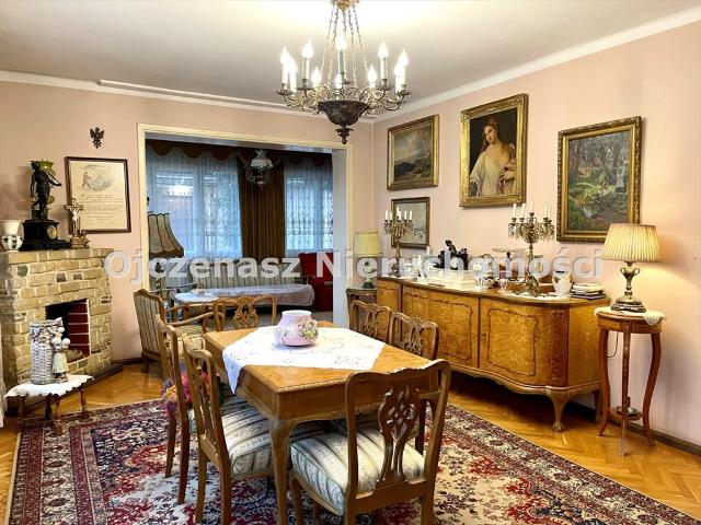 Wyjątkowa willa 223 m² z garażami i tarasem w Bielawach