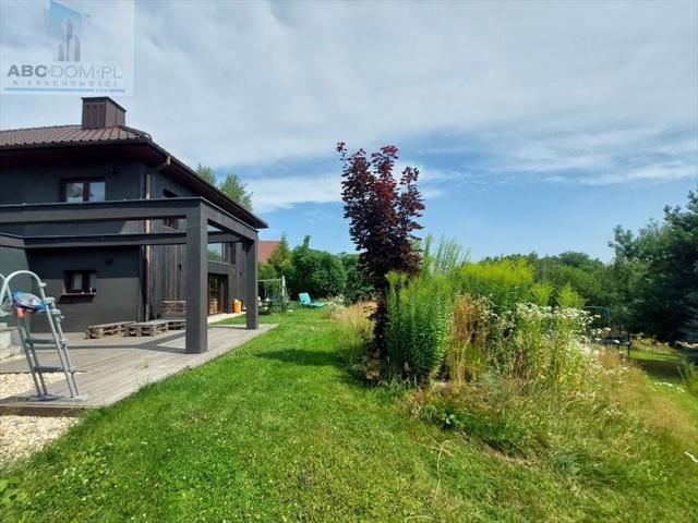 Dom na wzgórzu z ogrodem angielskim 240 m² w Brzeźnicy
