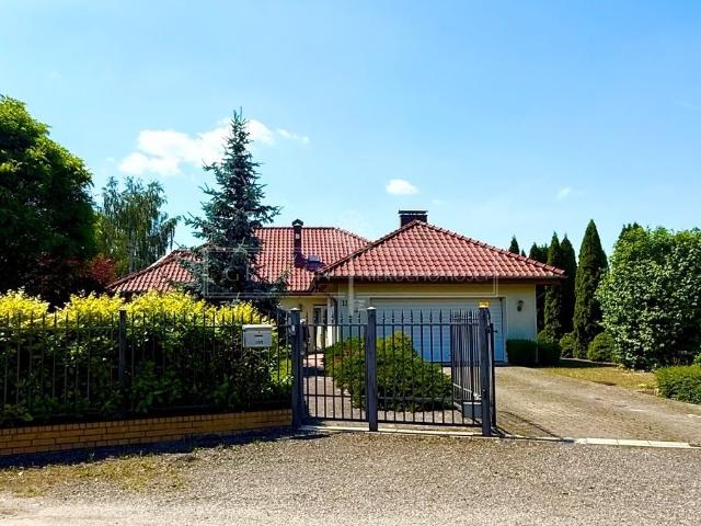 Polecam przestronny dom 178 m² z ogrodem i garażem w Pawłówku